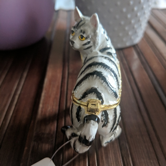 TREASURES Cat Enameled Hinged Box w Pendant - Picture 4 of 8